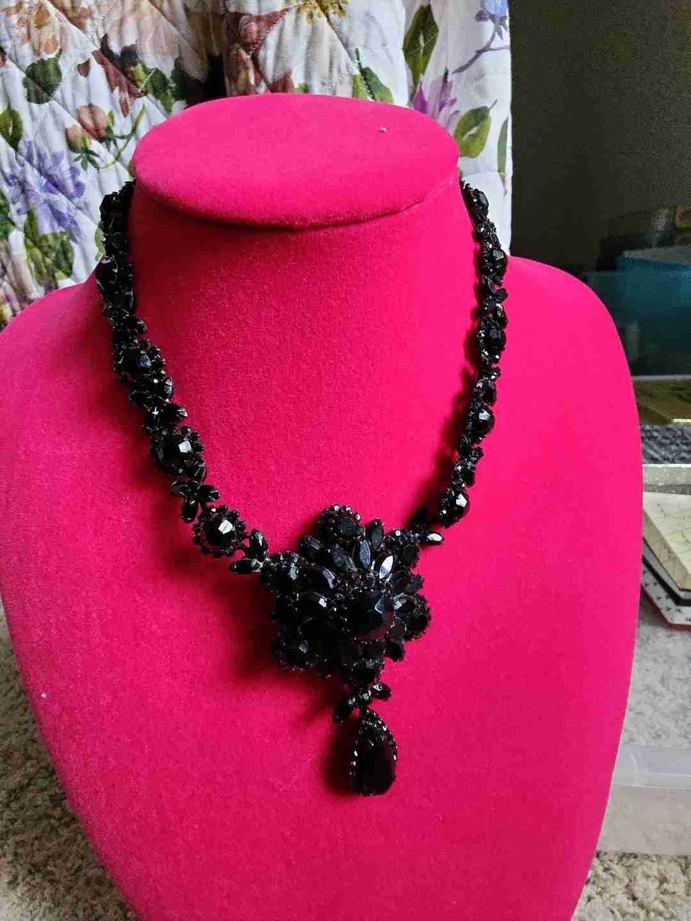 VINTAGE BLACK GLASS FLOWER NECKLACE 1950's